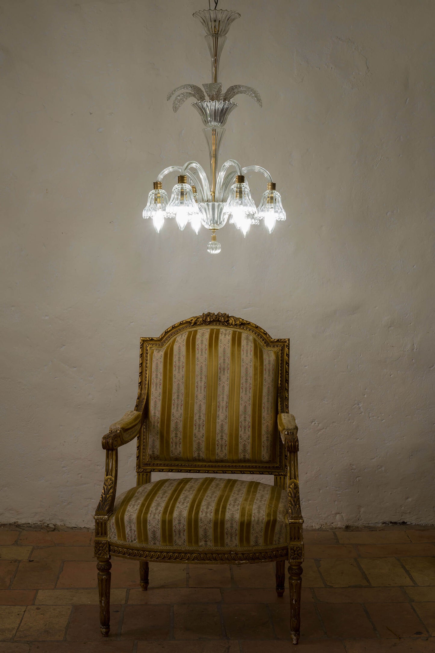 Un'icona di eleganza: il lampadario Barovier & Toso che completa il tuo spazio.. | Lo Stile Italiano