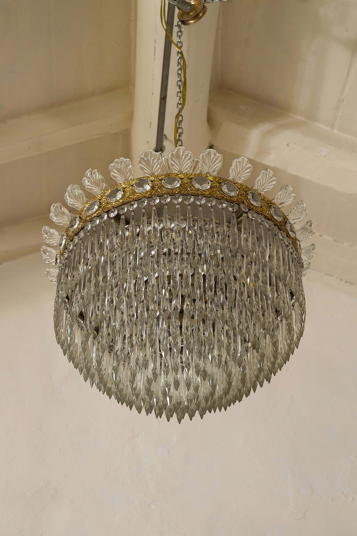 Fotografia di lampadario a sospensione con struttura robusta in ottone cesellato e cristalli scintillanti. | Lo Stile Italiano
