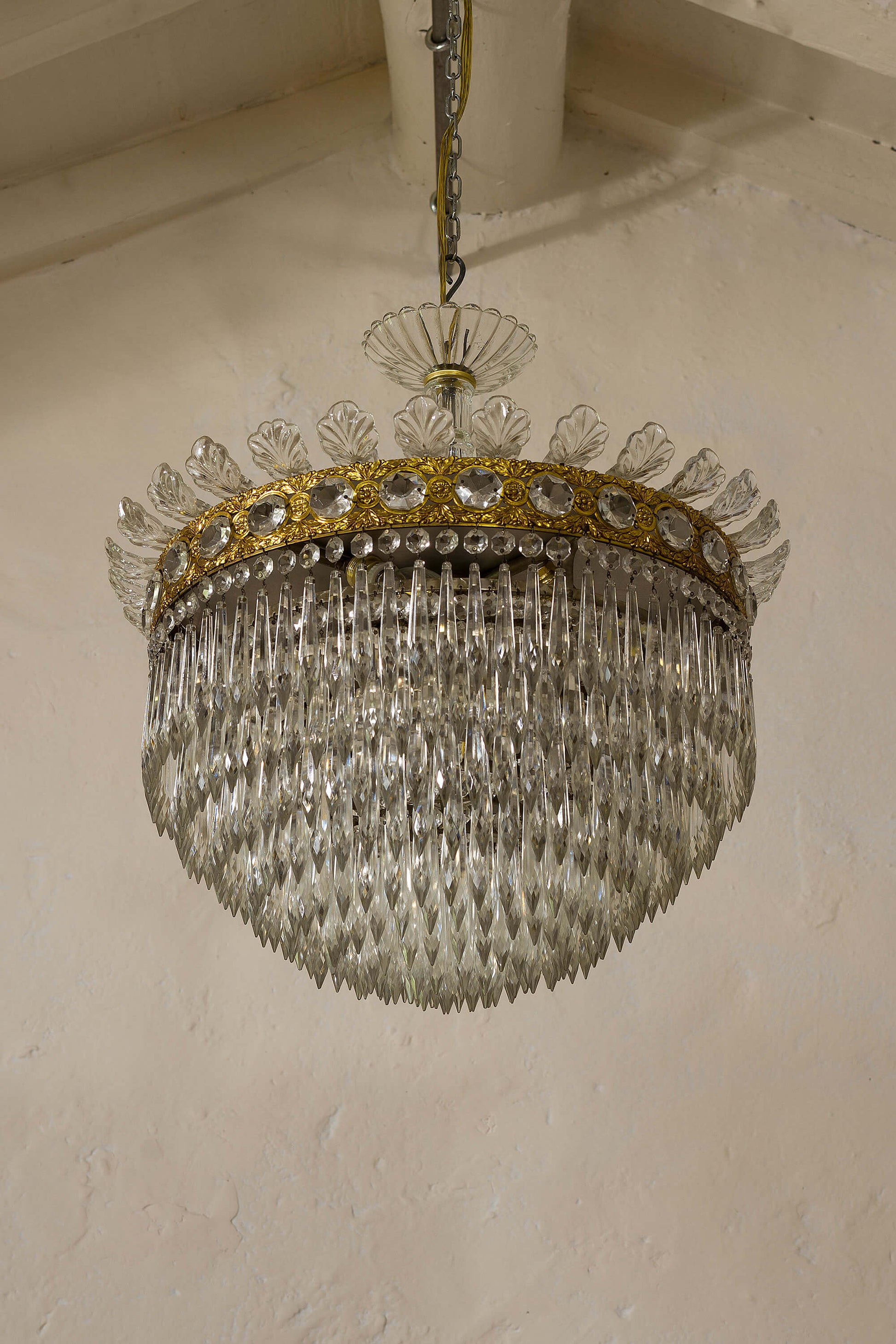 Immagine di lampadario a sospensione in cristallo, perfetto per illuminare l'ambiente circostante. | Lo Stile Italiano