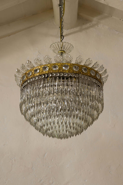 Immagine di lampadario a sospensione in cristallo, perfetto per illuminare l'ambiente circostante. | Lo Stile Italiano