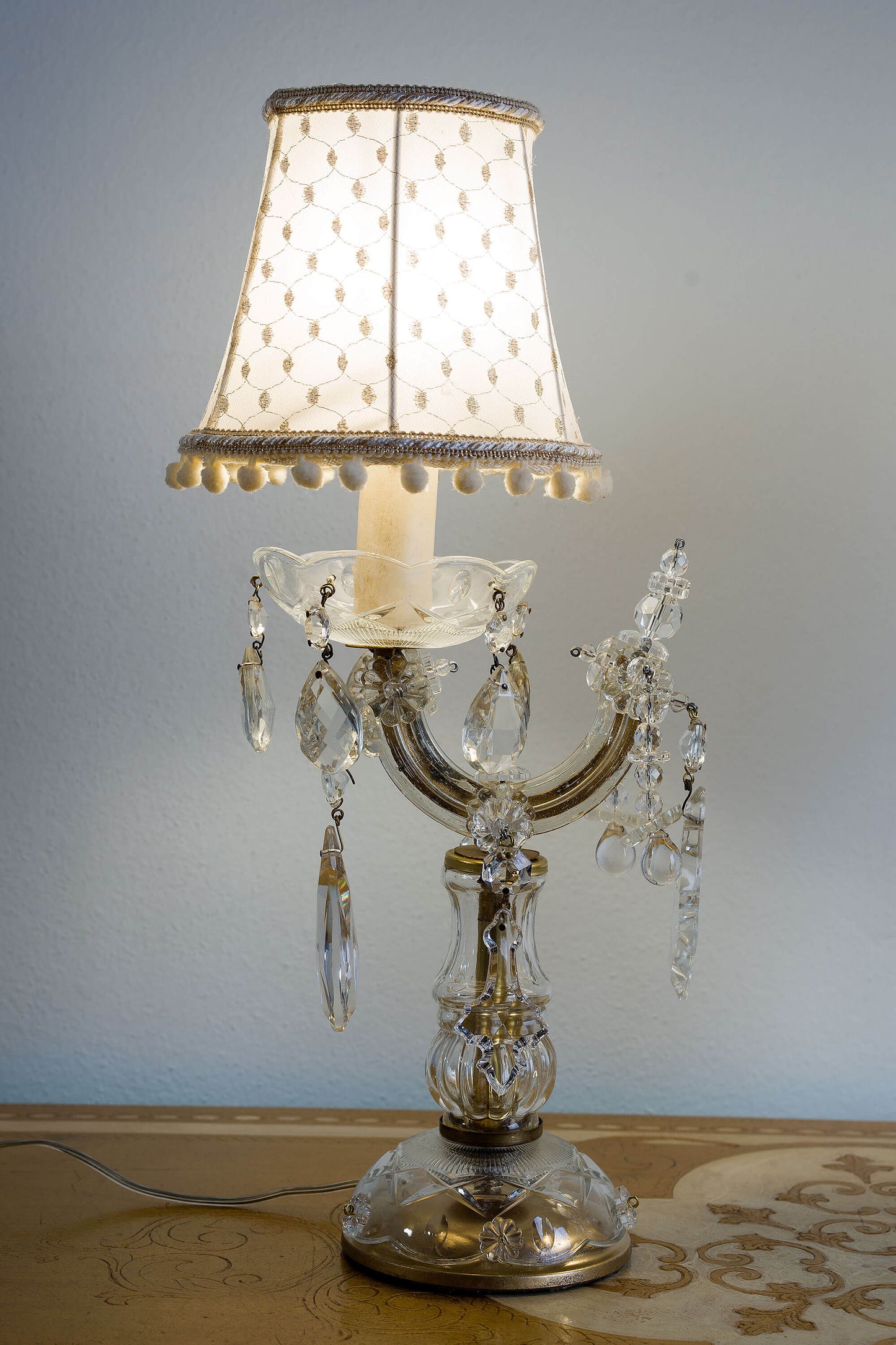 Dettagli dorati e cristallo scintillante: le lampade Maria Teresa sono un capolavoro di design. Il restauro completo assicura un'illuminazione perfetta e duratura.| Lo Stile Italiano