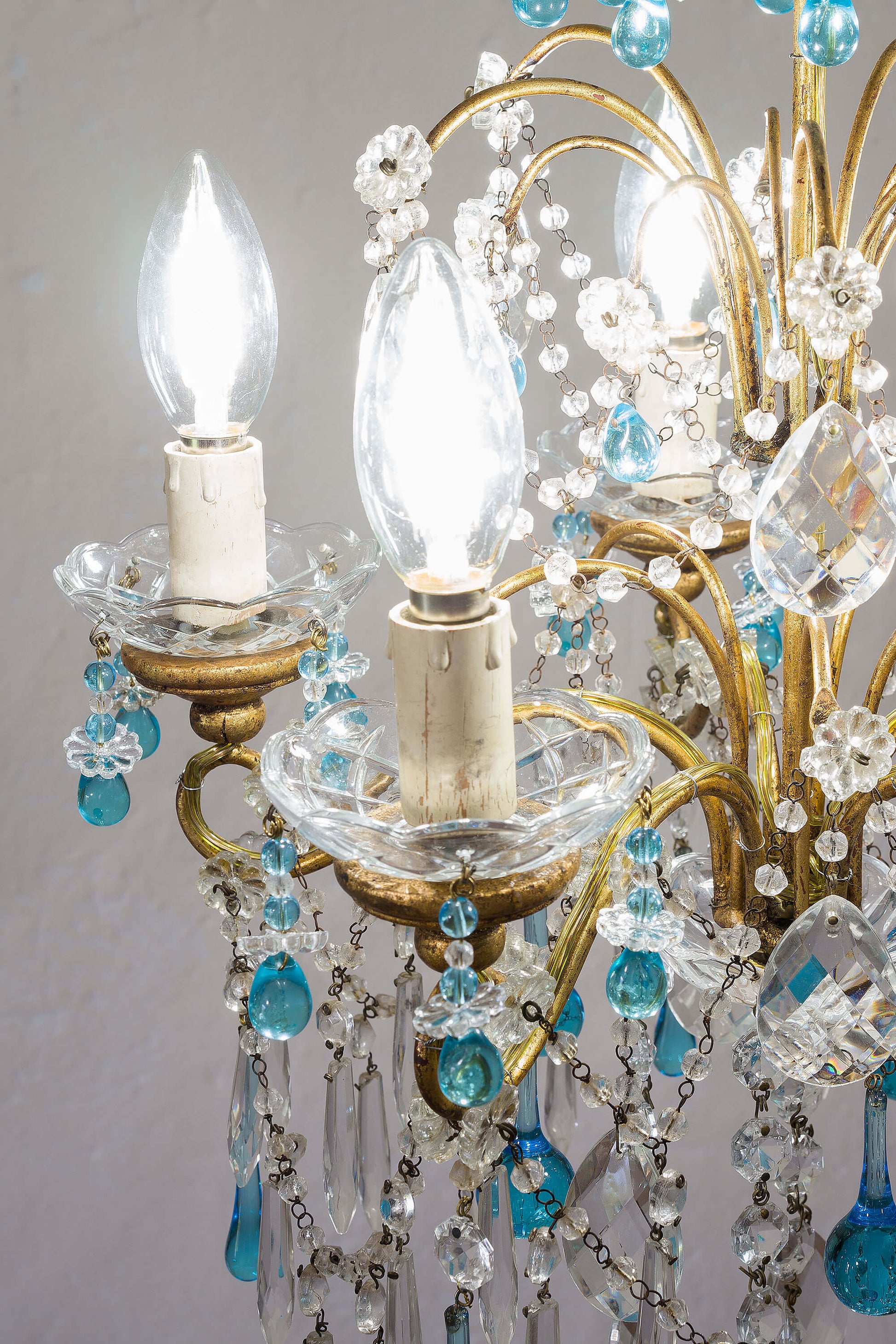 Dettagli in vetro di Murano azzurro donano colore al lampadario Maria Teresa Vintage Lo Stile Italiano