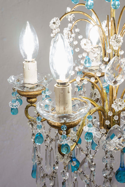 Dettagli in vetro di Murano azzurro donano colore al lampadario Maria Teresa Vintage Lo Stile Italiano