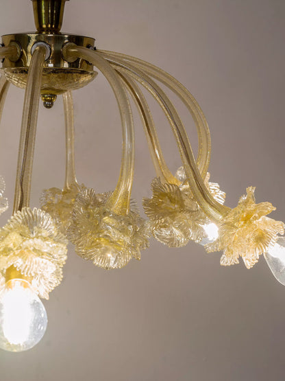 Fiori decorativi in vetro lavorato a mano su lampadario Murano anni ’50.| Lo Stile Italiano