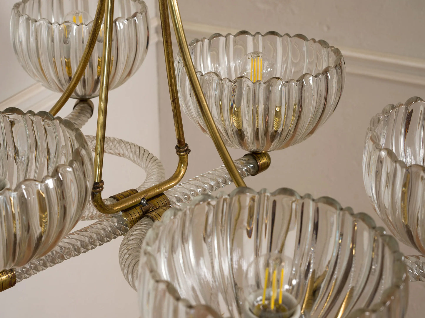 Dettaglio del lampadario Barovier e Toso dove si vede l'ottone con la sua patina. | Lo Stile Italiano