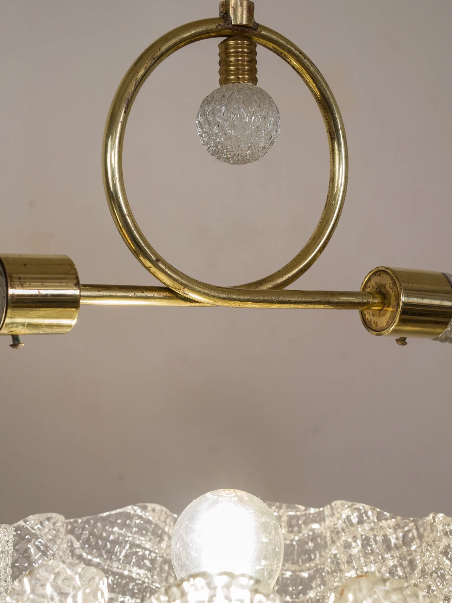 Dettaglio della sfera in vetro di Murano del lampadario | Lo Stile Italiano