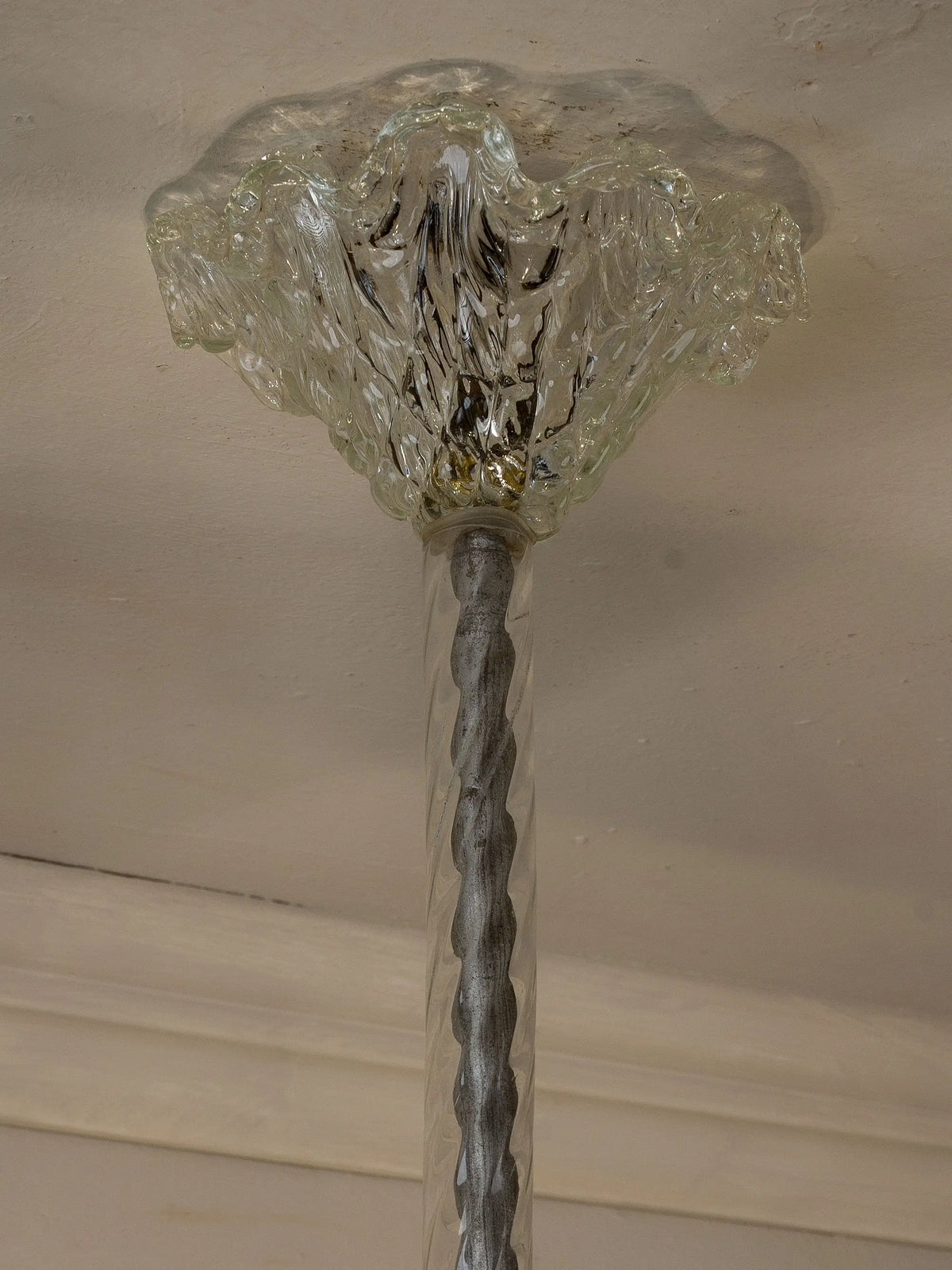 Lampadario vintage italiano, dettaglio della coppa alta e del tubo centrale in vetro lavorato a spirale | Lo Stile Italiano