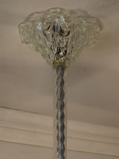 Lampadario vintage italiano, dettaglio della coppa alta e del tubo centrale in vetro lavorato a spirale | Lo Stile Italiano
