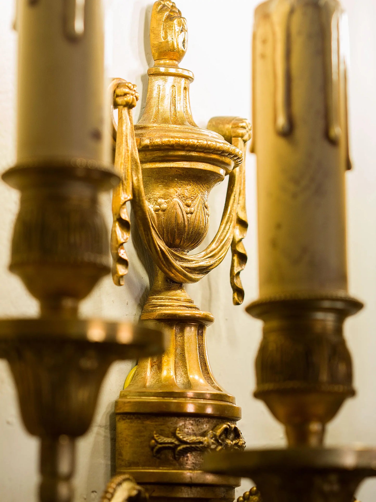 Applique neoclassiche in ottone a cinque bracci, stile Luigi XVI | Lo Stile Italiano