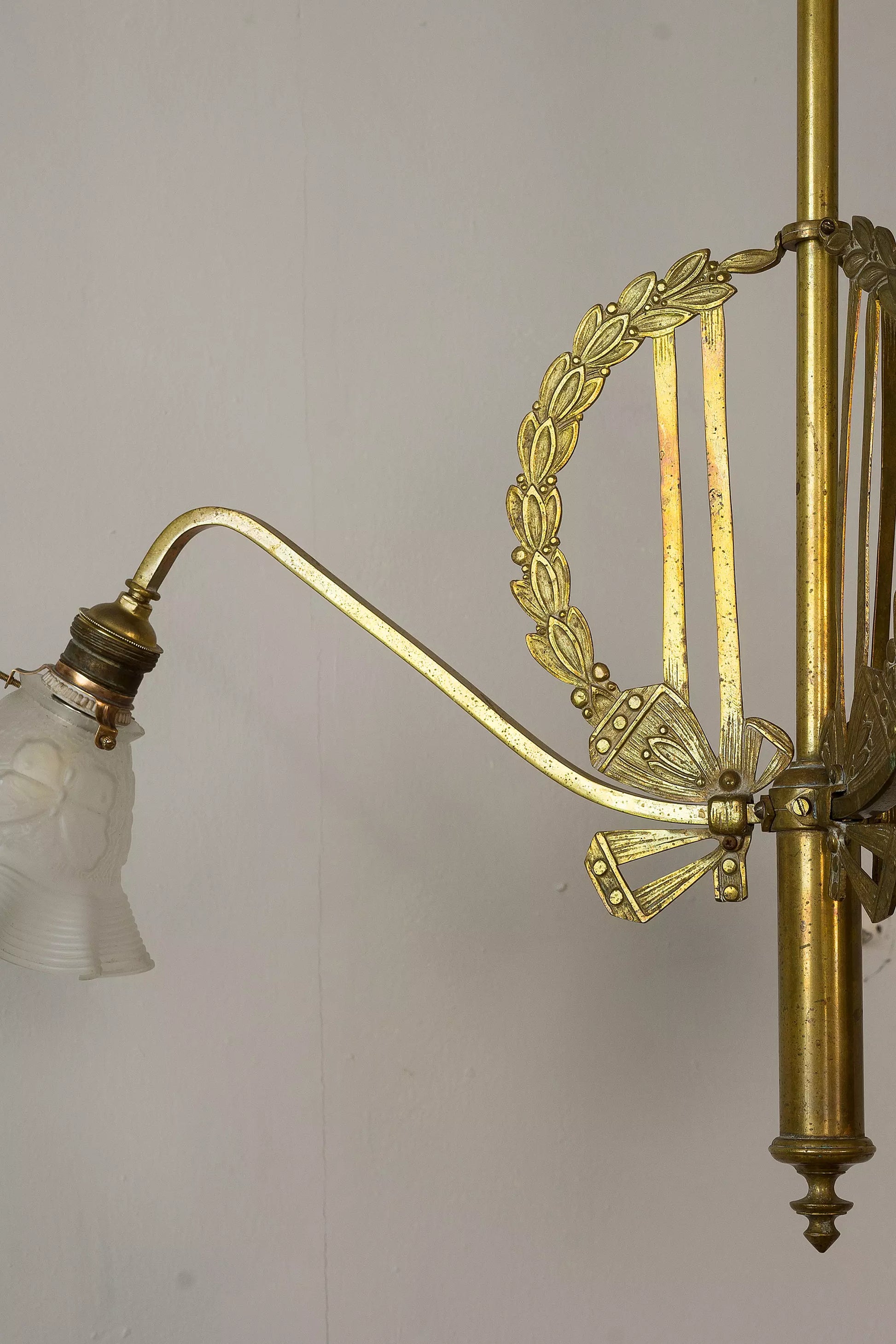 Lampadario Retrò con delicati fregi in ottone cesellato.| Lo Stile Italiano