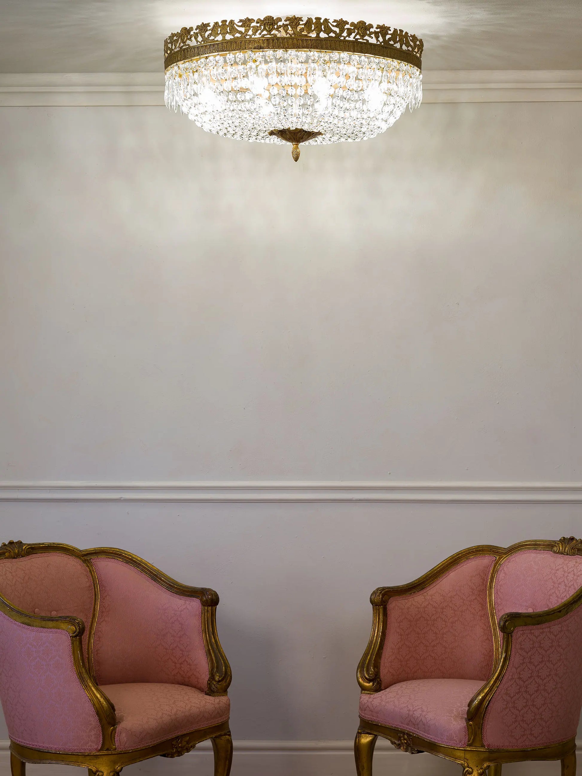 Lampadario da soffitto ovale con pendenti a goccia e motivi allegorici in bronzo. | Lo Stile Italiano