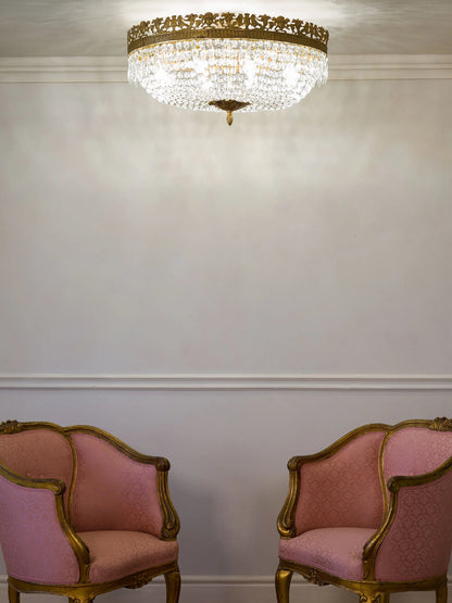 Lampadario da soffitto ovale con pendenti a goccia e motivi allegorici in bronzo. | Lo Stile Italiano