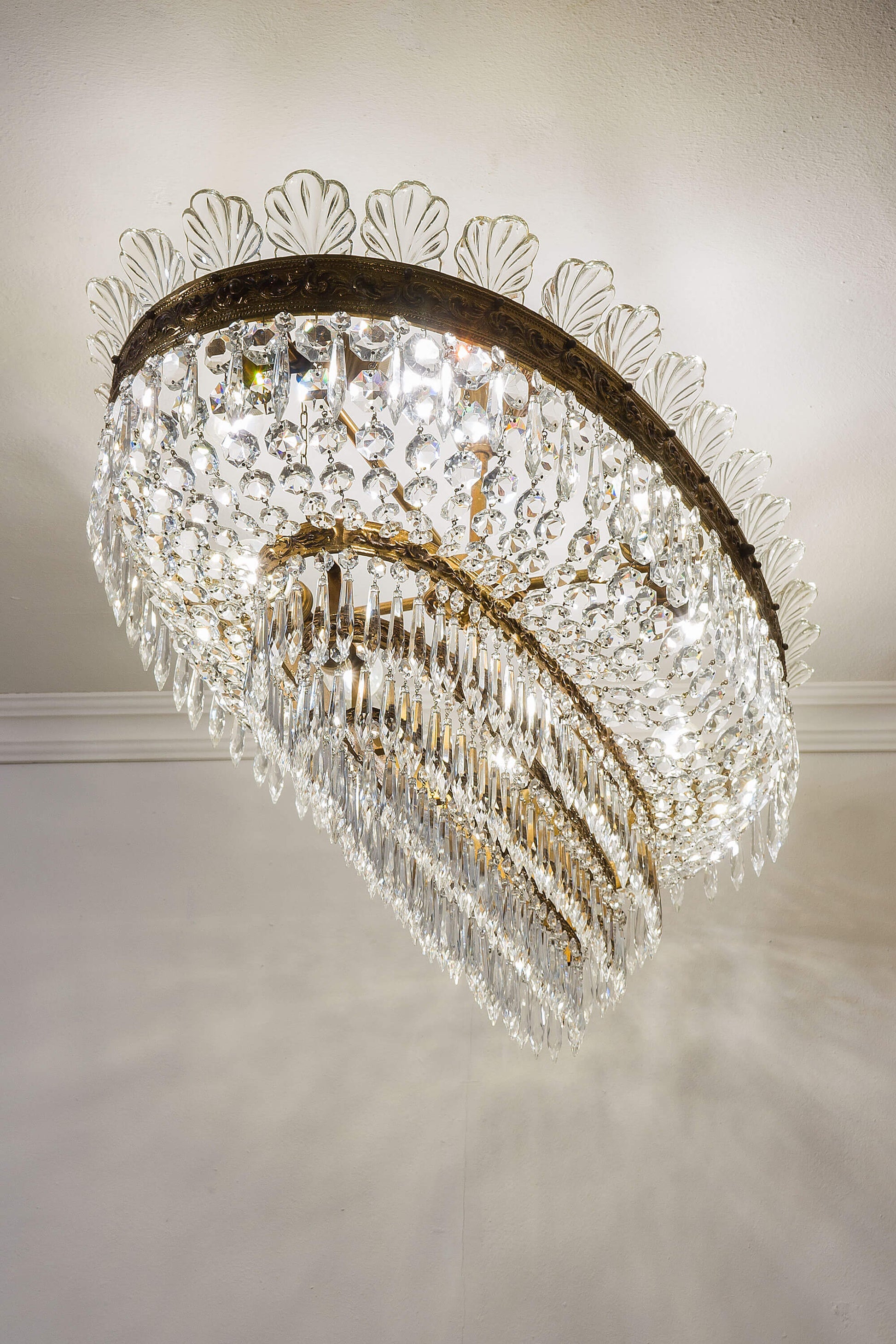 Grande Plafoniera (Lampadario) ovale di cristallo a 8 luci, stile impero. | Lo Stile Italiano