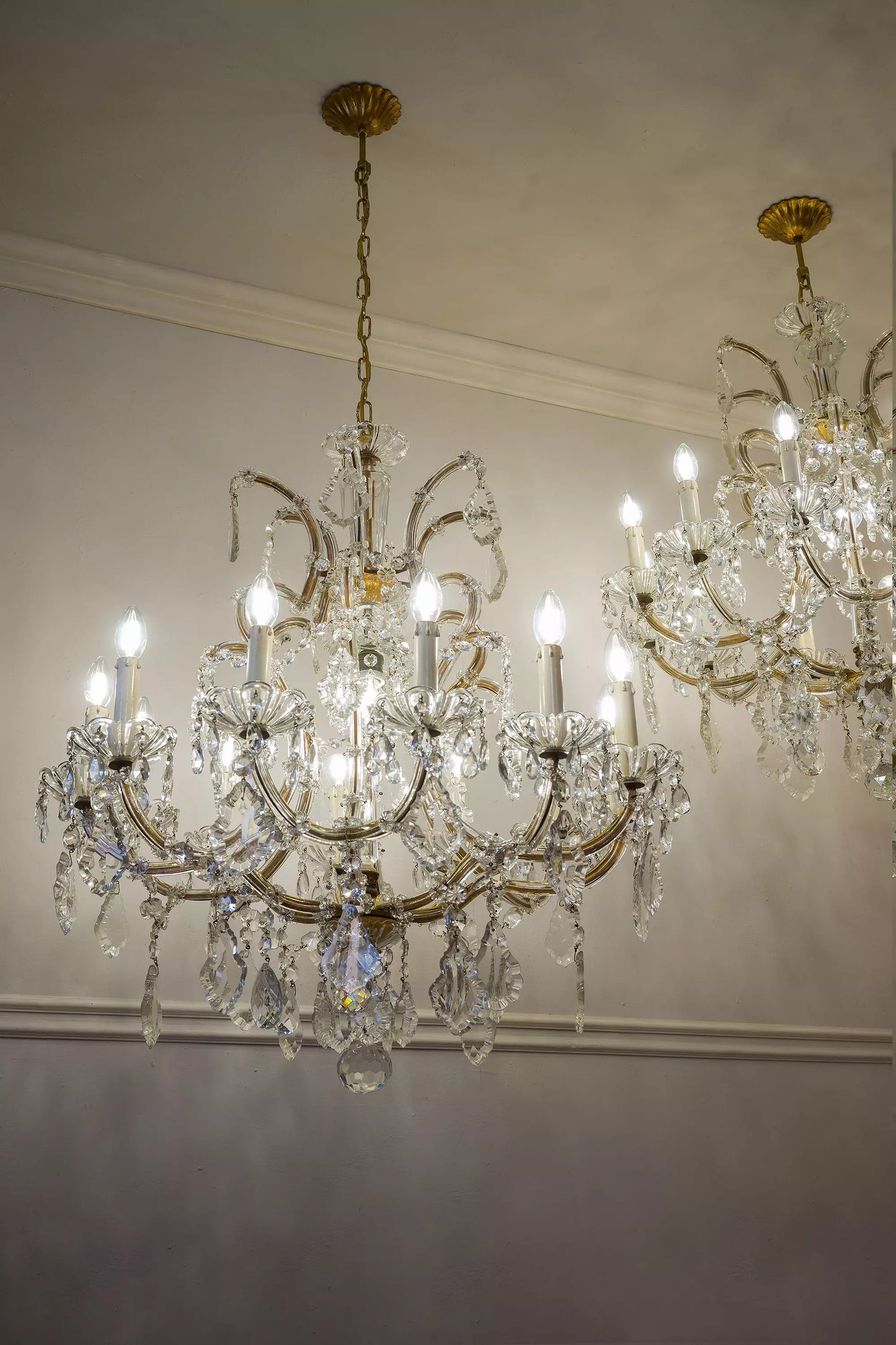 Coppia Lampadari Sontuosi Cristallo Finitura Oro Stile Maria Teresa| Lo Stile Italiano