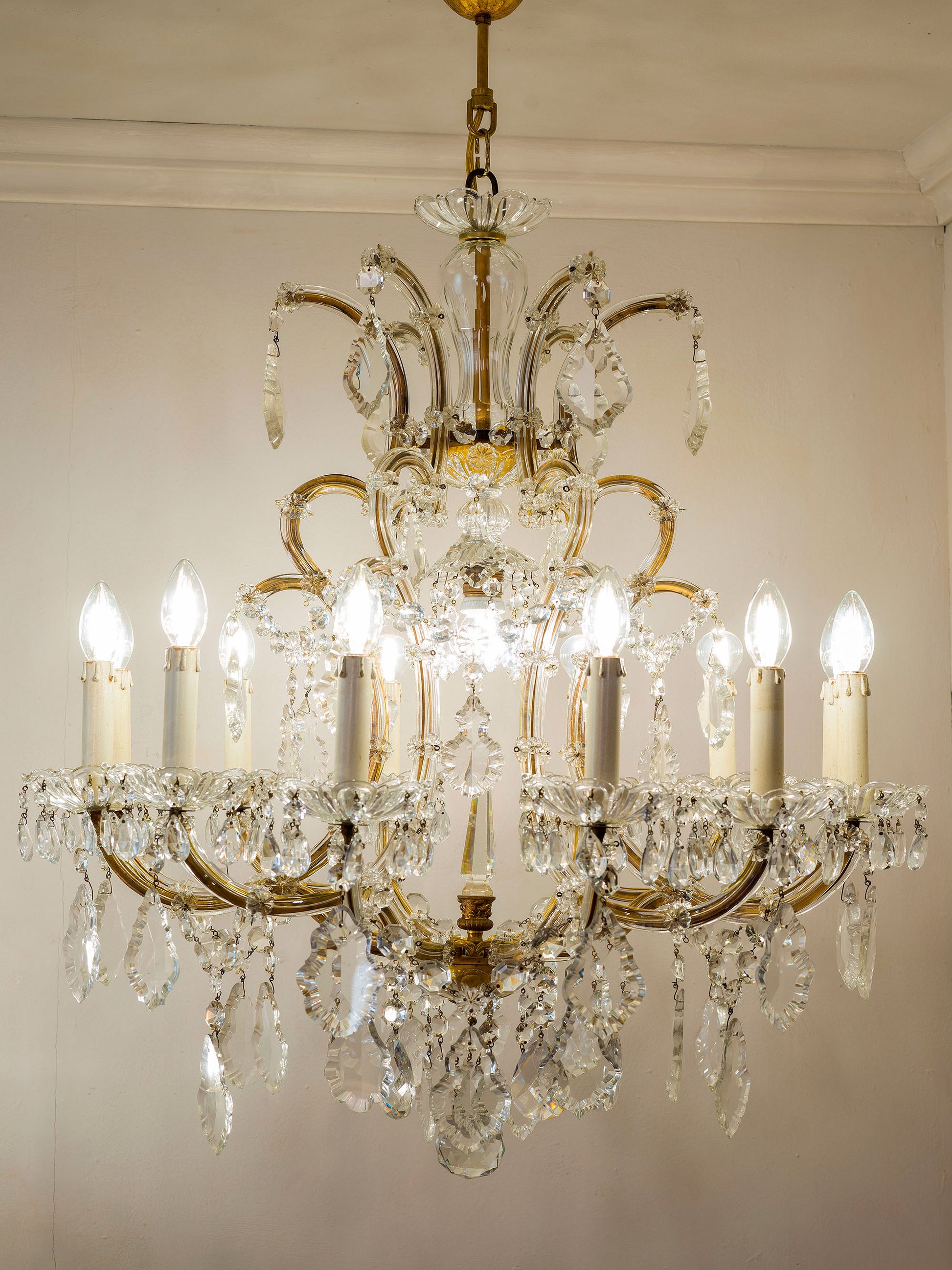 Lampadario in stile Maria Teresa, con montatura dorata e decorazioni  in cristallo molato | Lo Stile Italiano