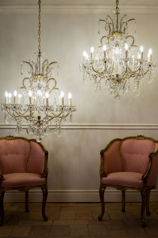 Coppia di eleganti lampadari di cristallo a 12 candele e 13 luci| Lo Stile Italiano