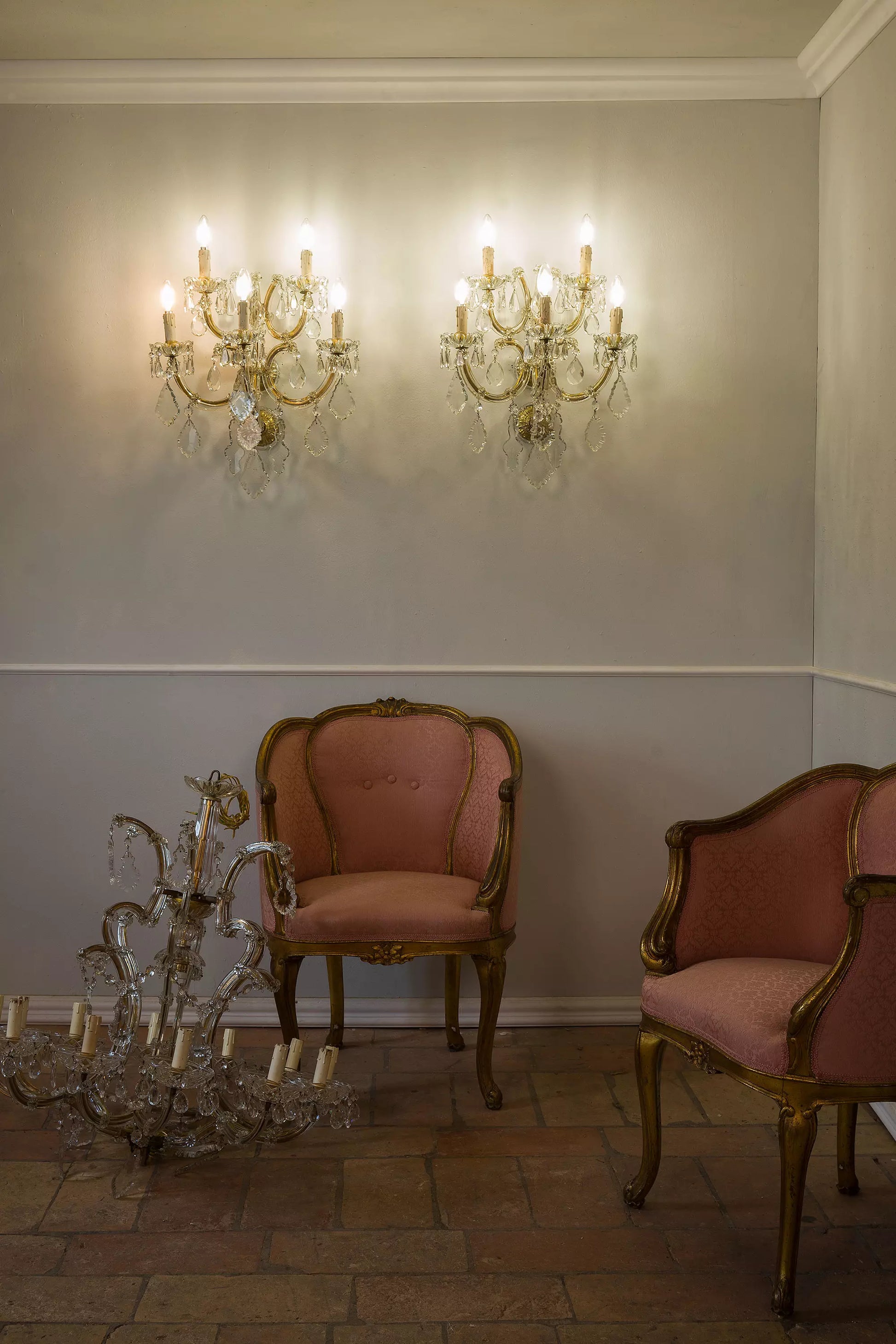 Splendenti applique d'epoca in cristallo, con curve armoniose e cristalli pendenti che riflettono la luce | Lo Stile Italiano.