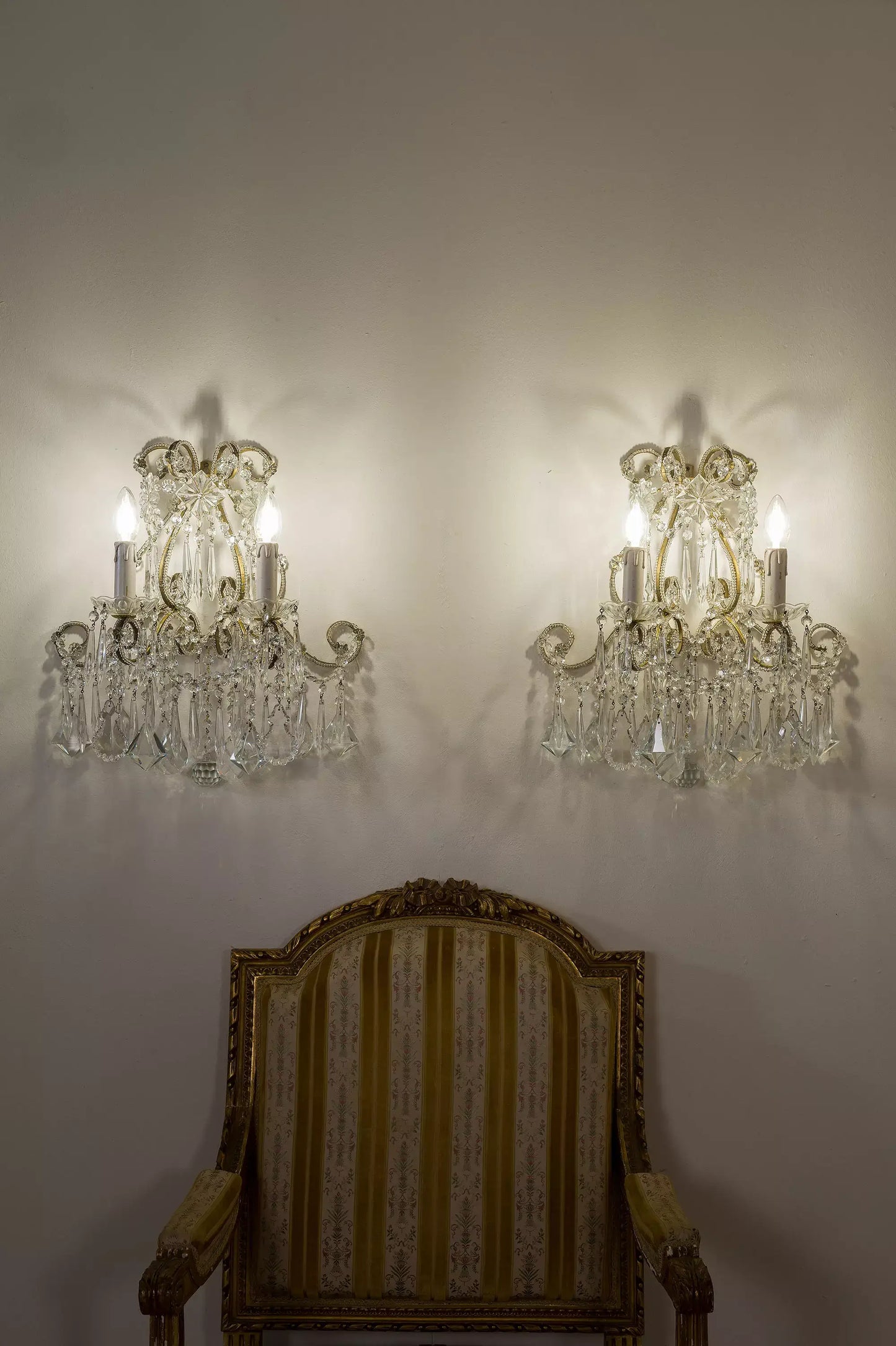 Coppia di lampade da muro con riccioli in metallo.| Lo Stile Italiano