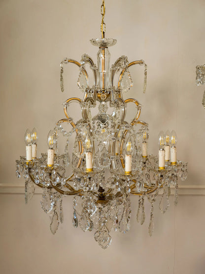 Lampadario antico di cristallo con struttura in ferro battuto e dorato, rivestita con placche di vetro | Lo Stile Italiano