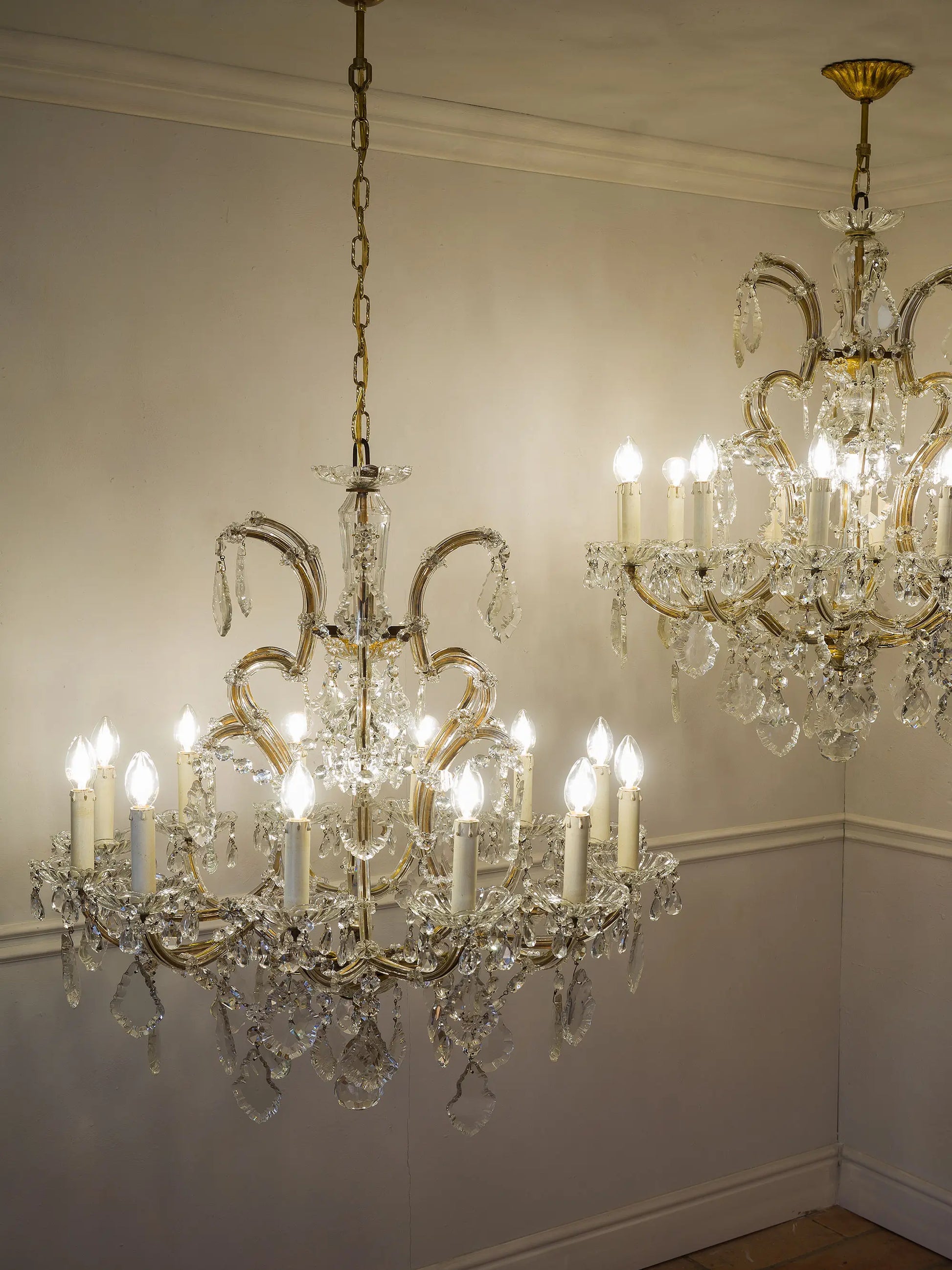 Coppia di lampadari in cristallo, stile Maria Teresa, realizzati tra il 1930 e il 1940 | Lo Stile Italiano