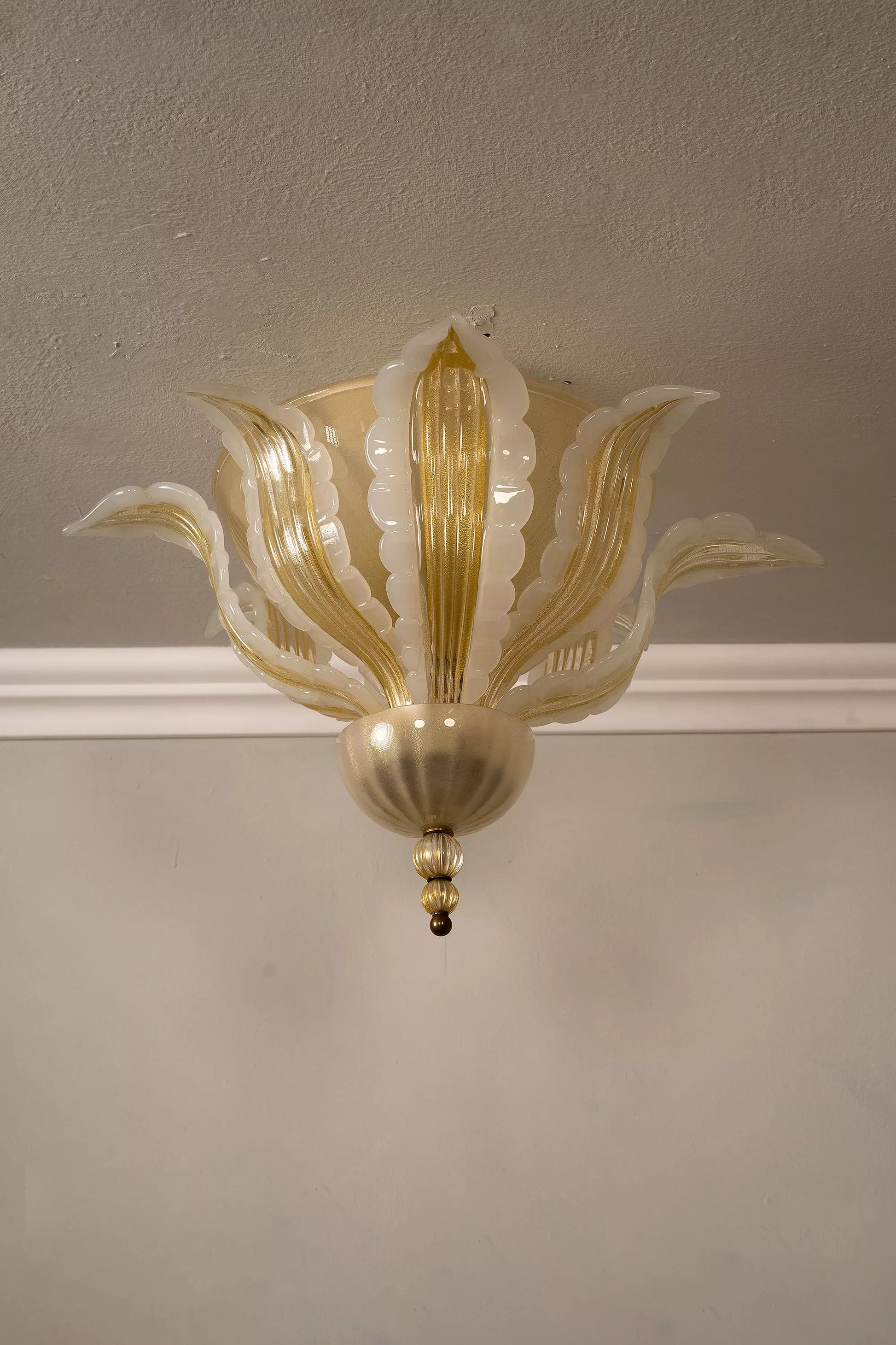 Lampadario vintage di Murano con coppe su tre livelli e decorazioni in oro.| Lo Stile Italiano