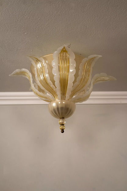 Lampadario vintage di Murano con coppe su tre livelli e decorazioni in oro.| Lo Stile Italiano
