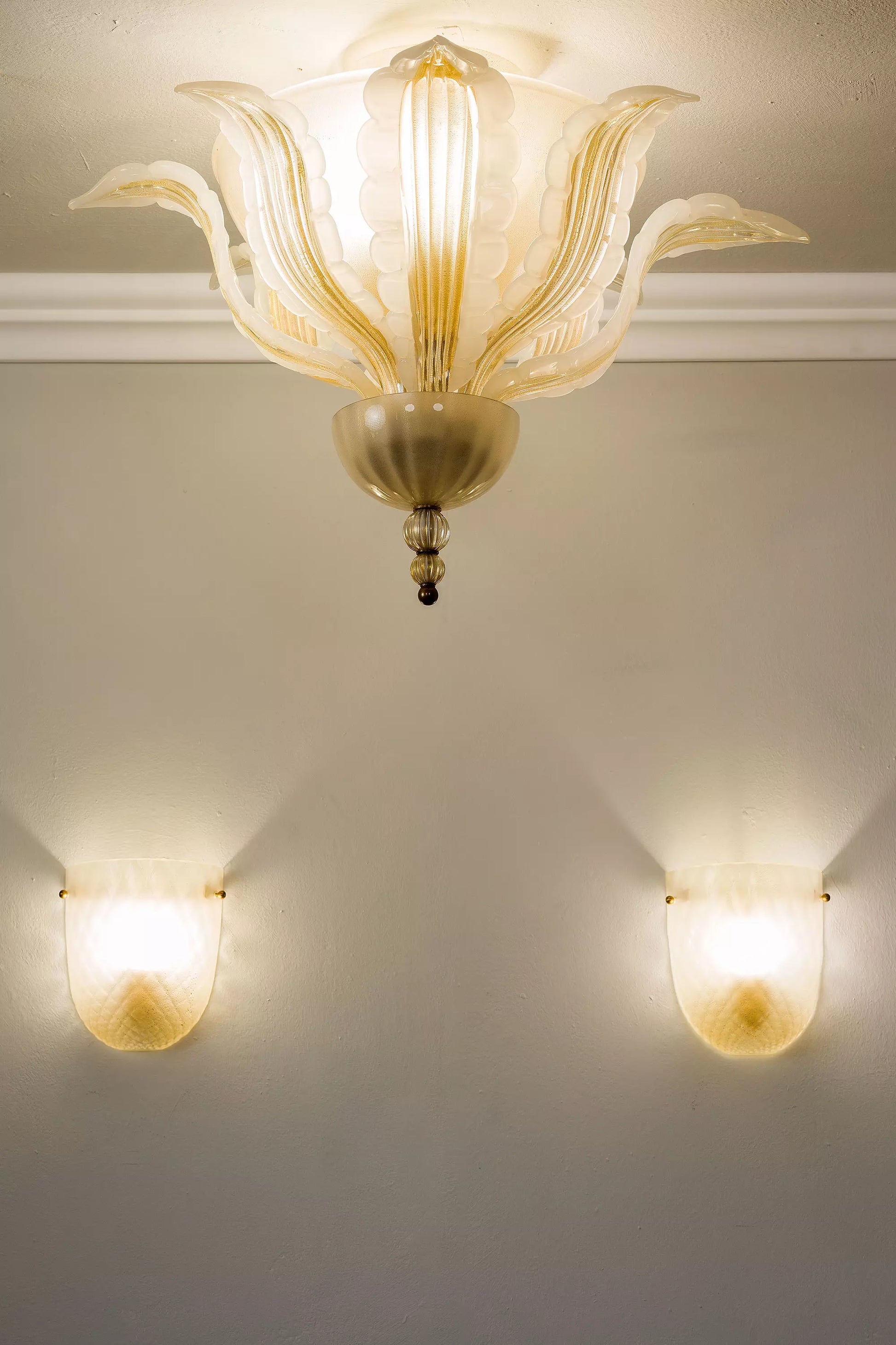 Plafoniera di design italiano anni '70 in vetro soffiato, fotografata con coppia di applique in vetro soffiato.| Lo Stile Italiano