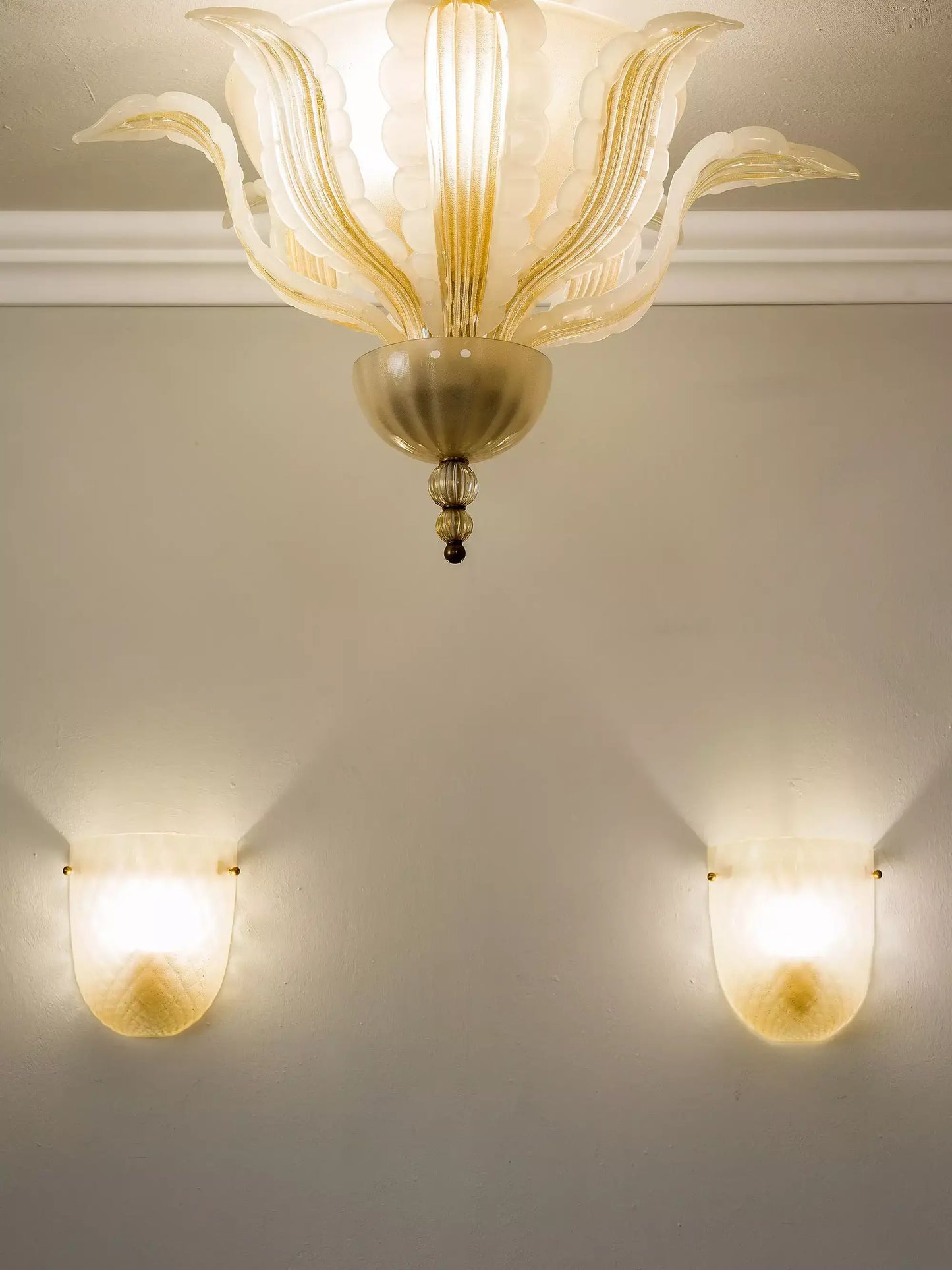 Plafoniera Murano con puntale decorativo a sfere. - Lo Stile Italiano