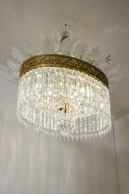 Lampadario antico di cristallo con foglie di vetro nella parte superiore.| Lo Stile Italiano
