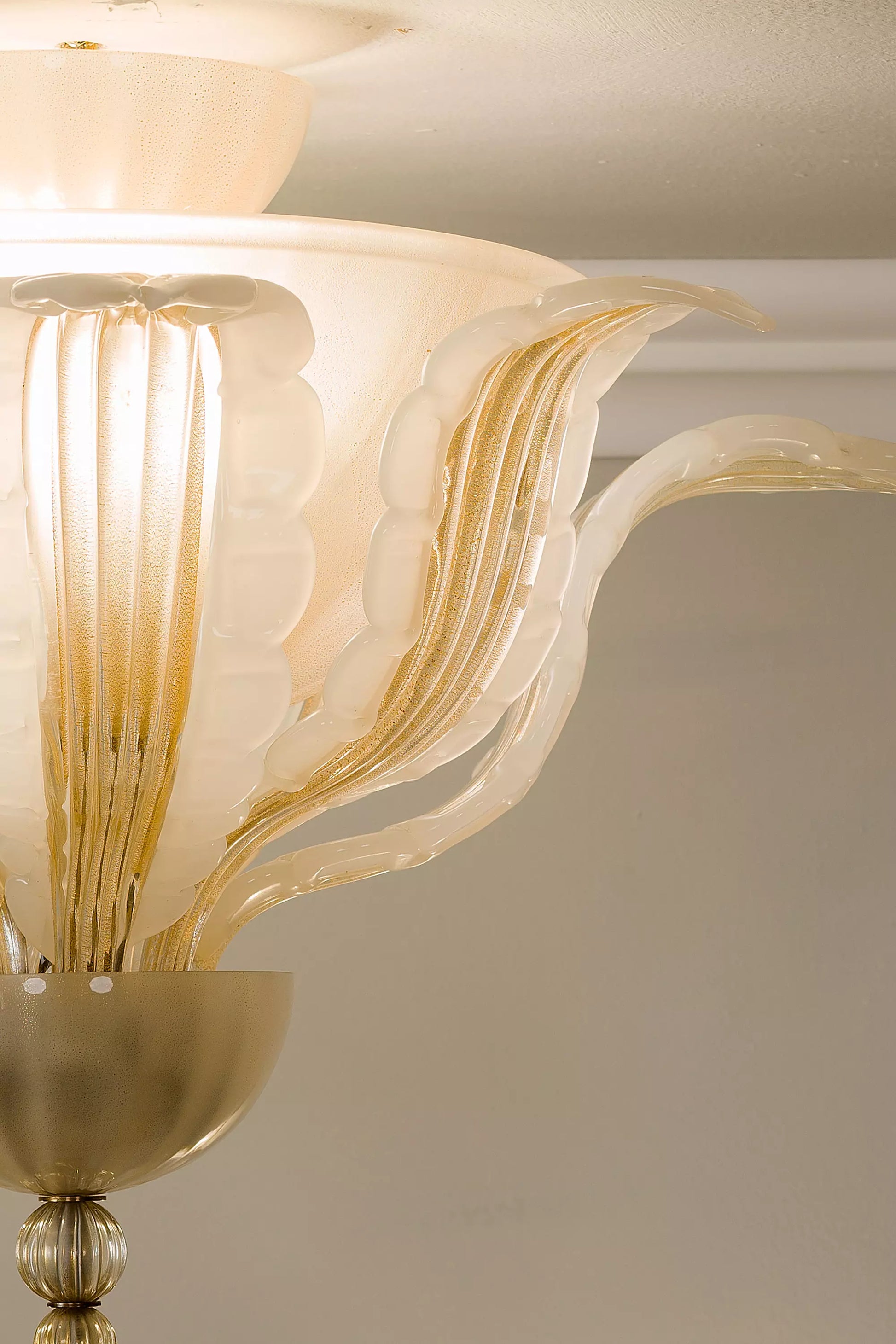 Plafoniera vintage con quattro luci e diffusione di luce soffusa.| Lo Stile Italiano