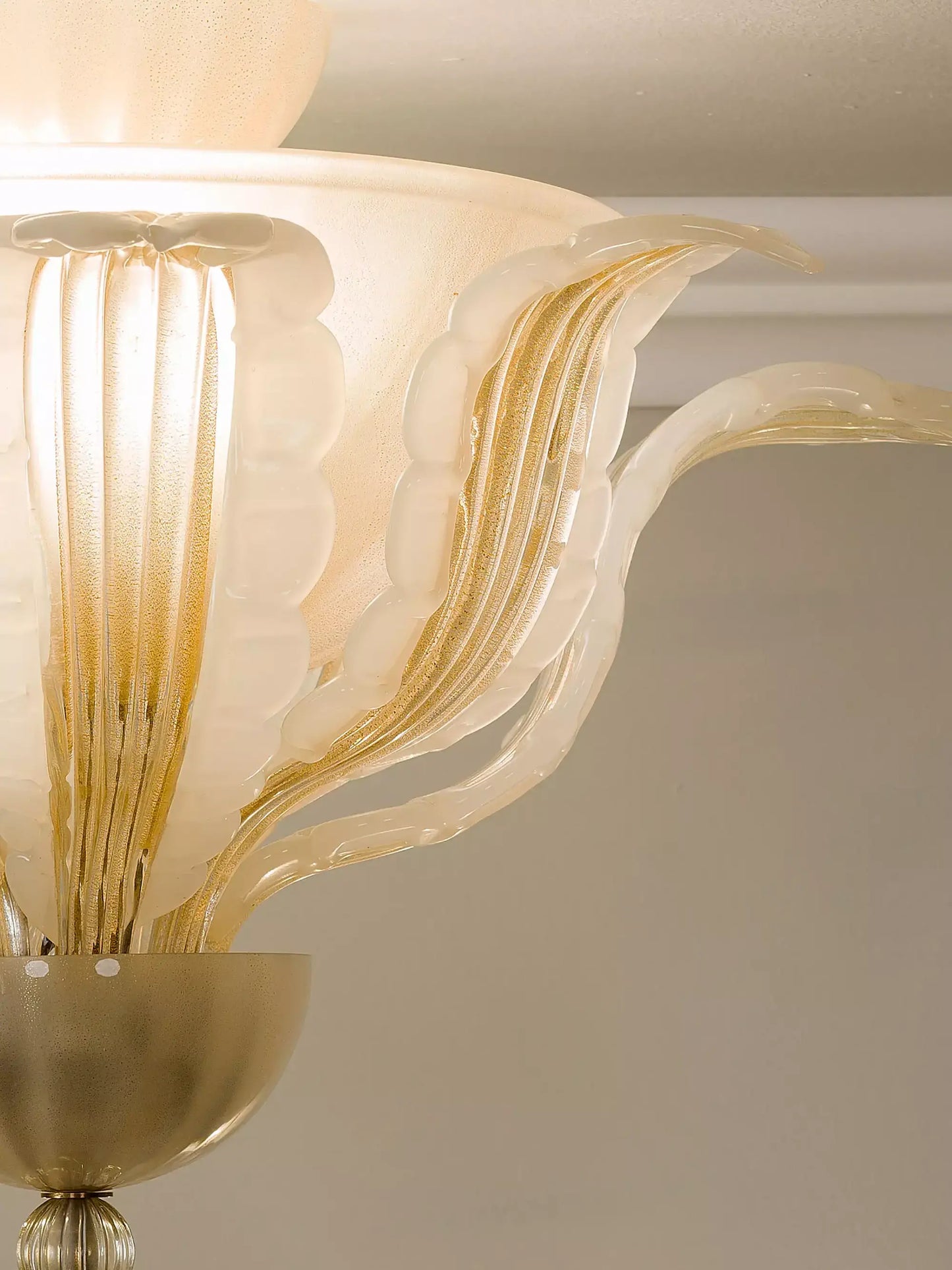 Lampadario monumentale a tre livelli per salone. - Lo Stile Italiano