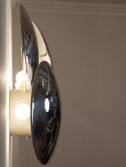 Applique anni ’70 in metallo cromato lucido. Design italiano d’autore firmato Reggiani. | Lo Stile Italiano