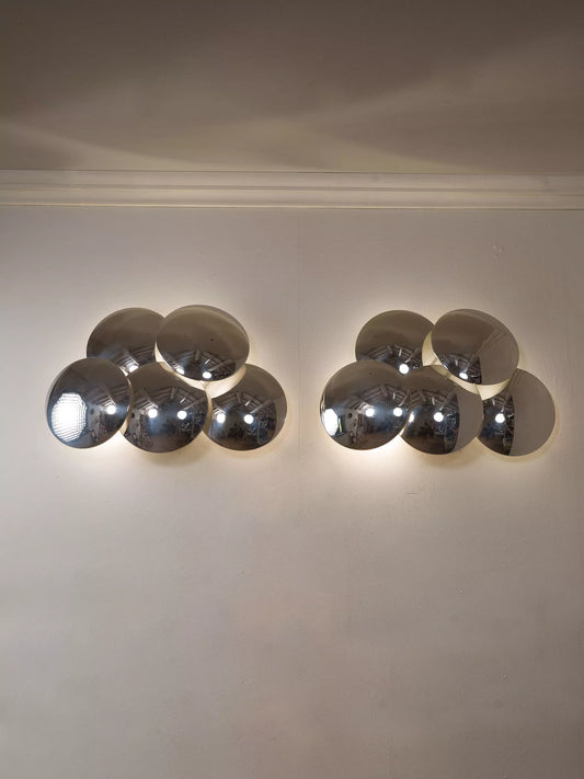 Coppia di applique Reggiani anni ’70 in metallo cromato. Luce riflessa e giochi visivi unici. | Lo Stile Italiano