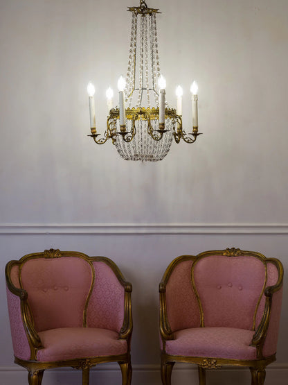 Lampadario antico con gocce di cristallo fotografato insieme a due poltroncine antiche Napoleone III | Lo Stile Italiano