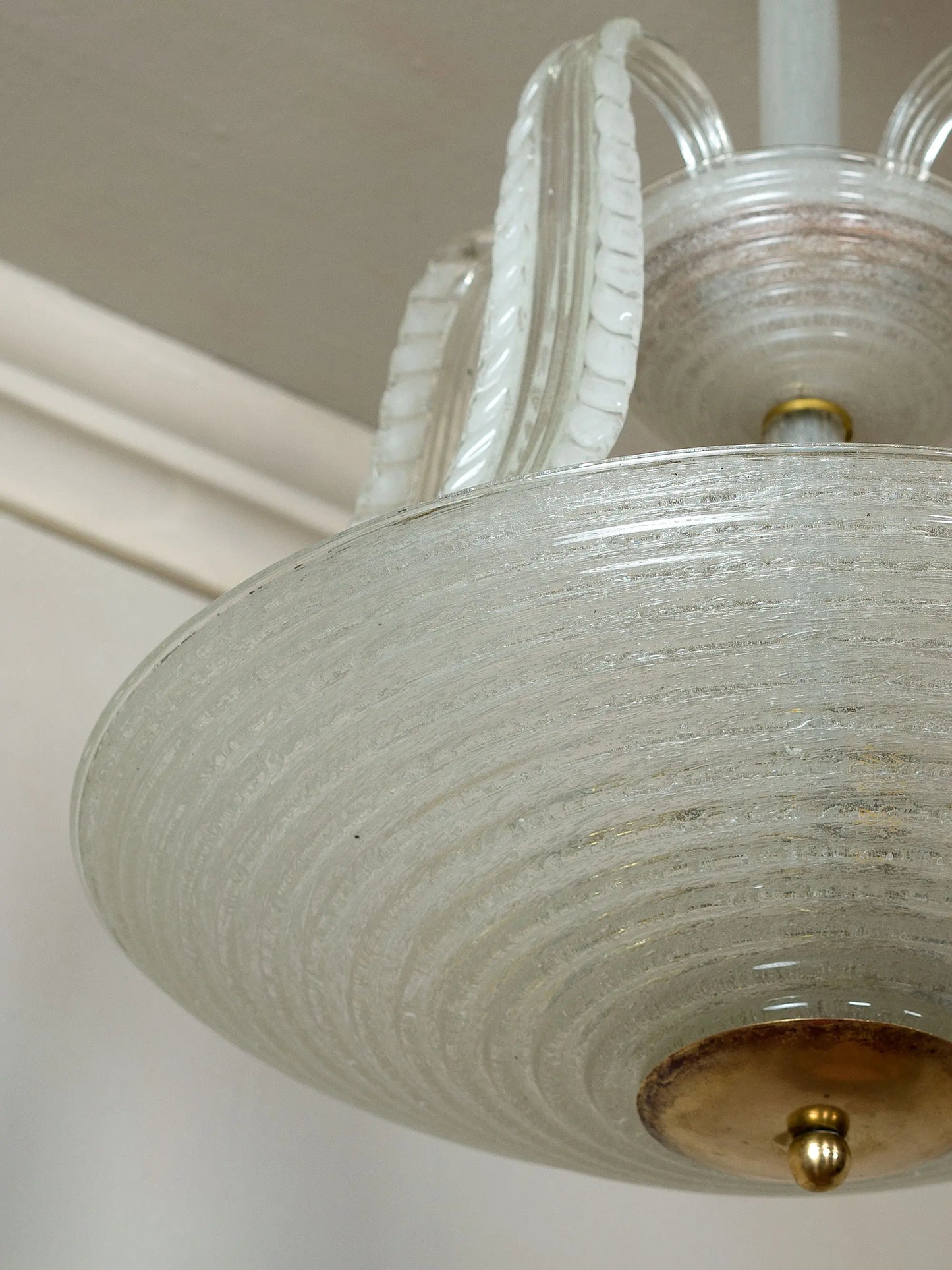 Dettaglio vetro pulegoso con micro-bollicine d'aria in un lampadario Seguso originale | Lo Stile Italiano