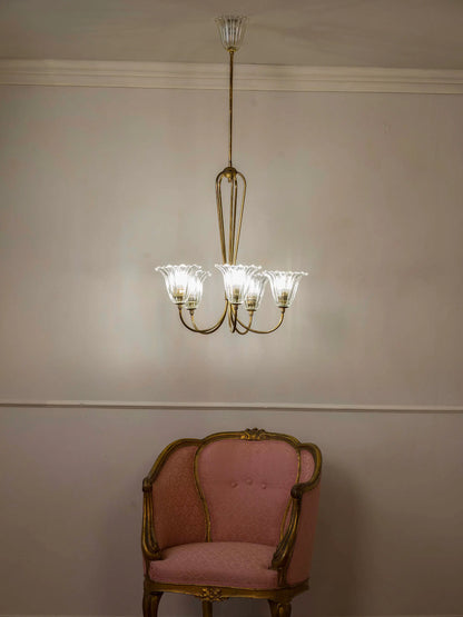 Lampadario anni 50 fotografato con poltrona Napolenone III | Lo Stile Italia