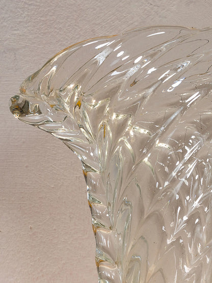 Vaso in cristallo trasparente di scuola Seguso con motivi intrecciati e bordo ondulato | Lo Stile Italiano