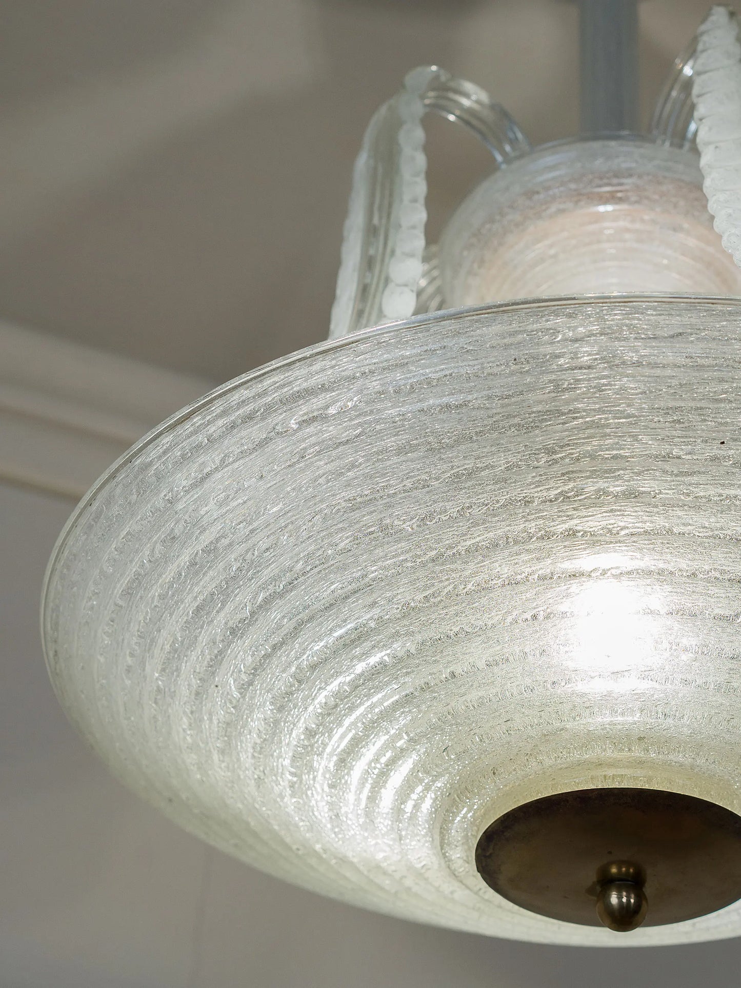 Trame del vetro pulegoso artigianale in un lampadario vintage a forma di fontana | Lo Stile Italiano