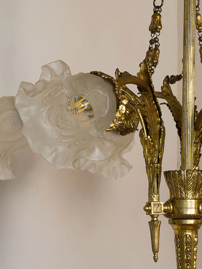 dettaglio del paralume in vetro satinato con decori | Lo Stile Italiano