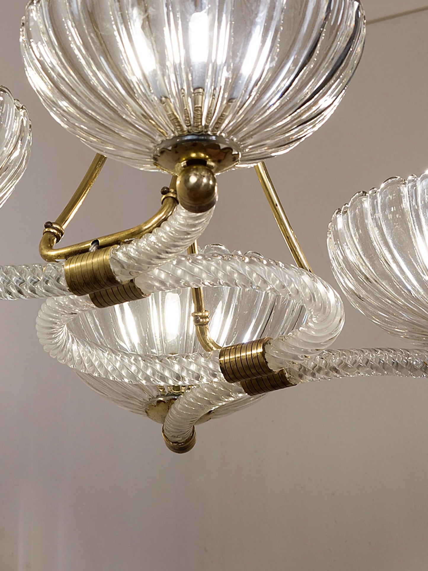 Lampadario Barovier e Toso con coppe in vetro scanellato | Lo Stile Italiano