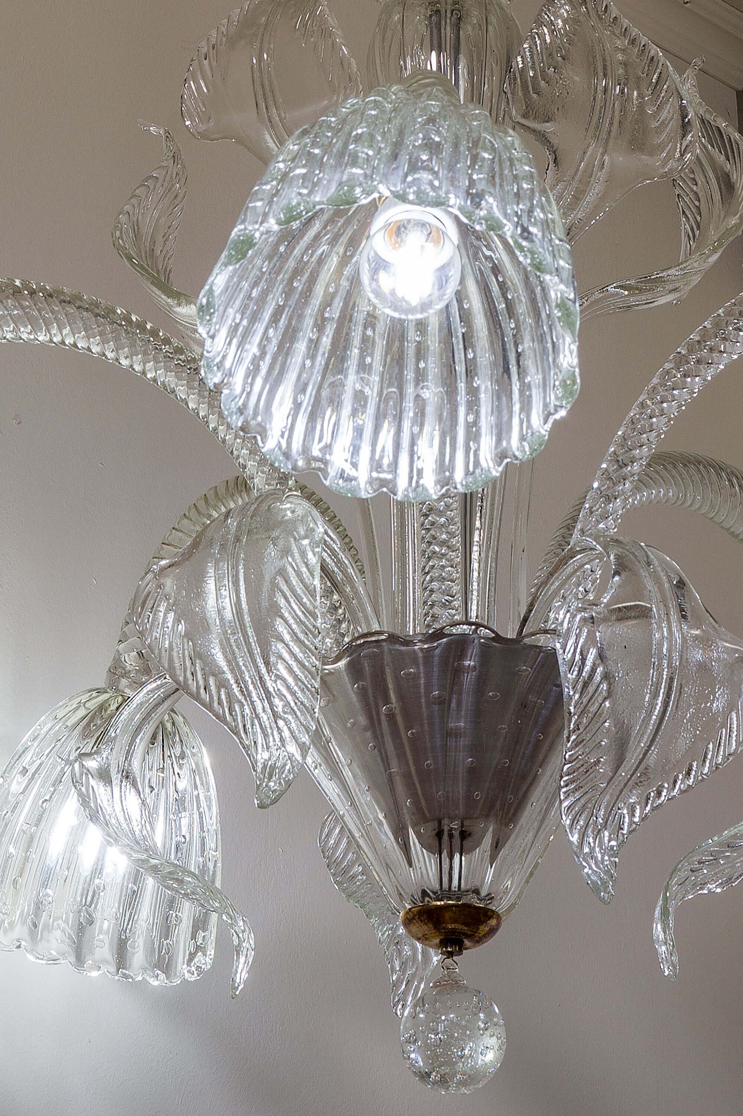 Dettagli artigianali: bracci vetro-Torchon e coppe imponenti caratterizzano il lampadario-Murano.|Lo Stile Italiano