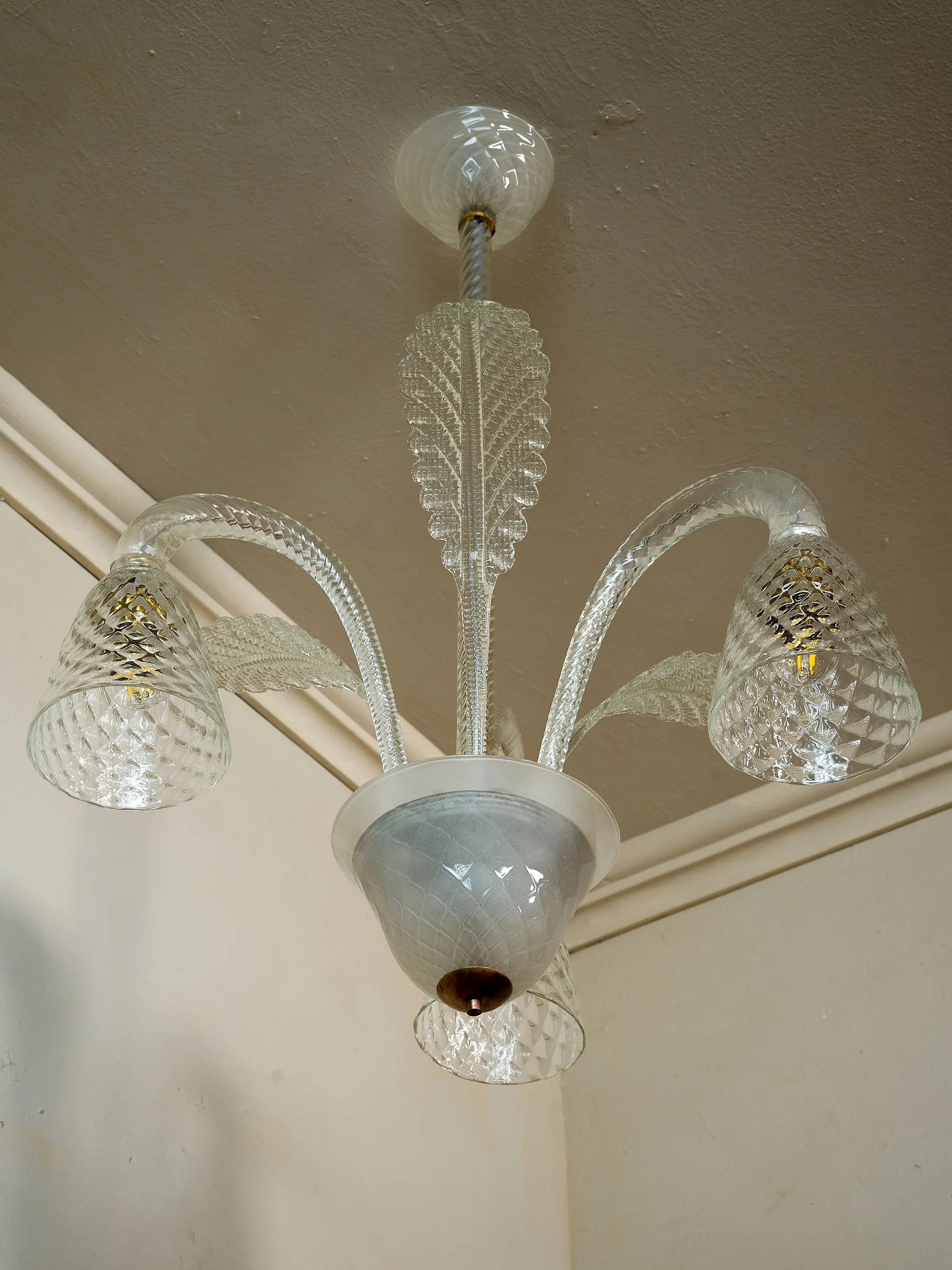 Lampadario con  tre bracci orientati verso il basso in vetro Balloton | Lo Stile Italiano