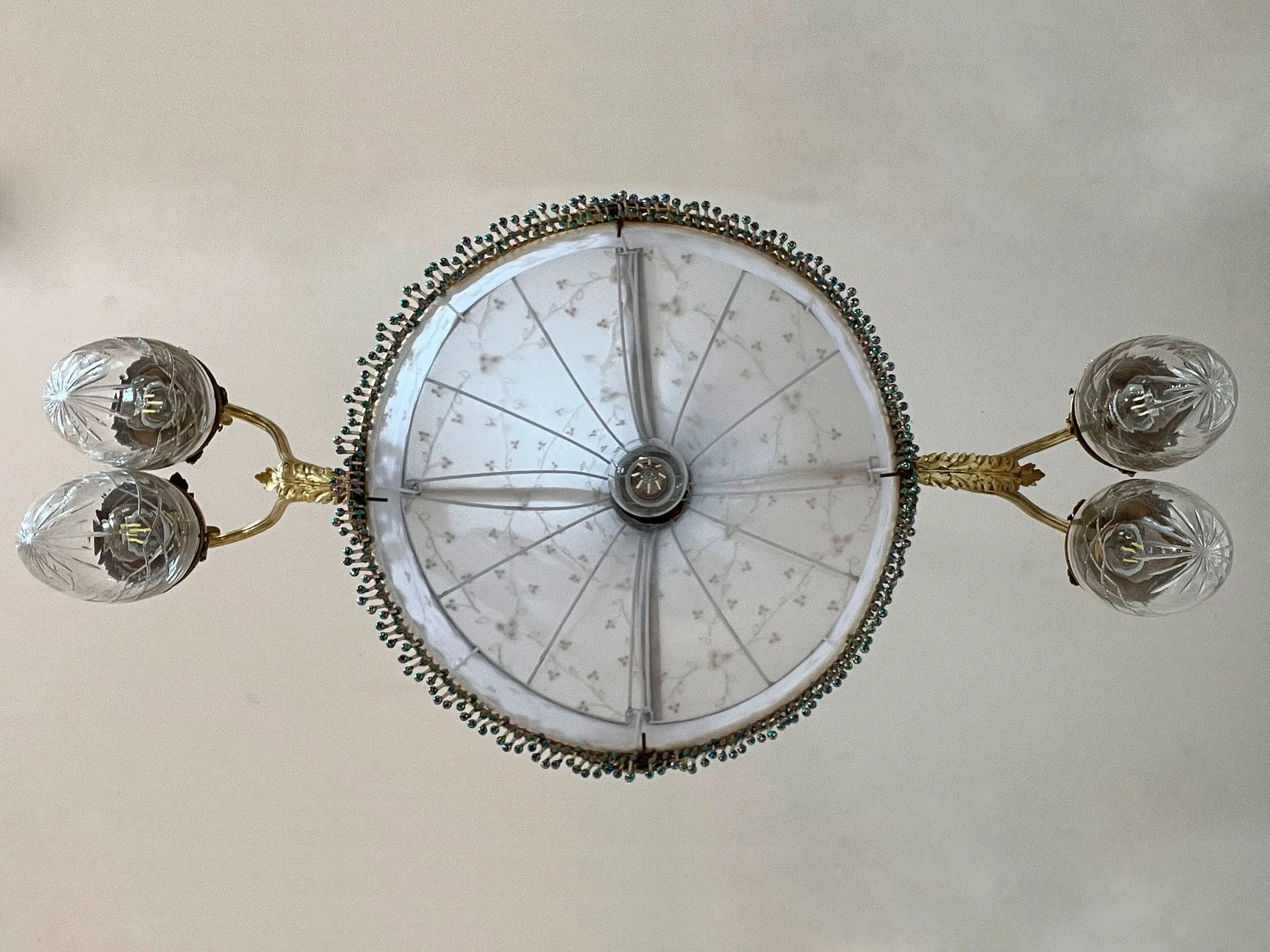 lampadario antico visto dal basso| Lo Stile Italiano