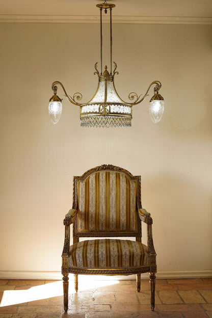 Lampadario antico a 5 luci e Poltrona Luigi VXI. | Lo Stile Italiano