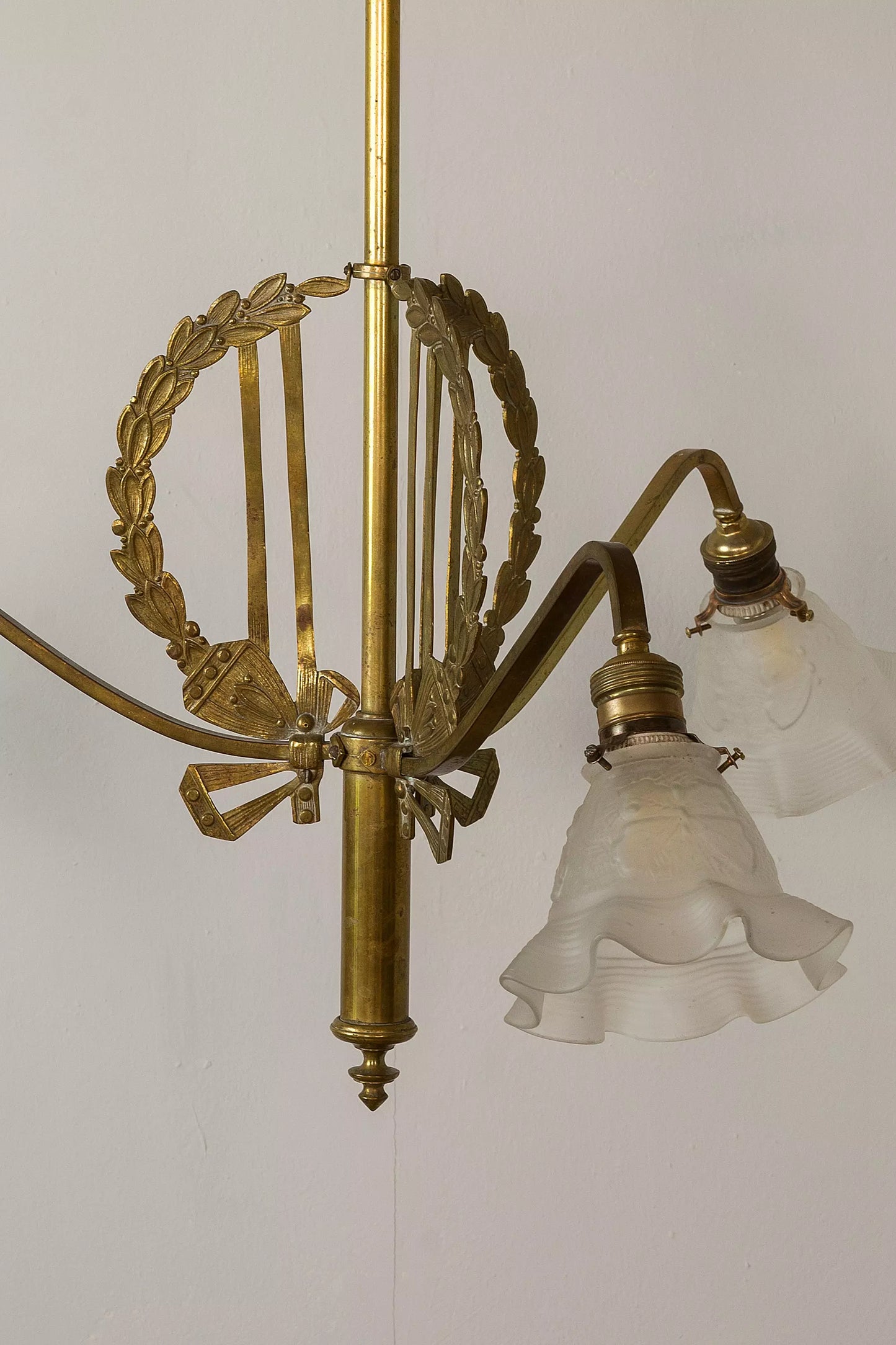Lampadario italiano del primo Novecento, realizzato in ottone e caratterizzato da dettagli artistic.| Lo Stile Italiano