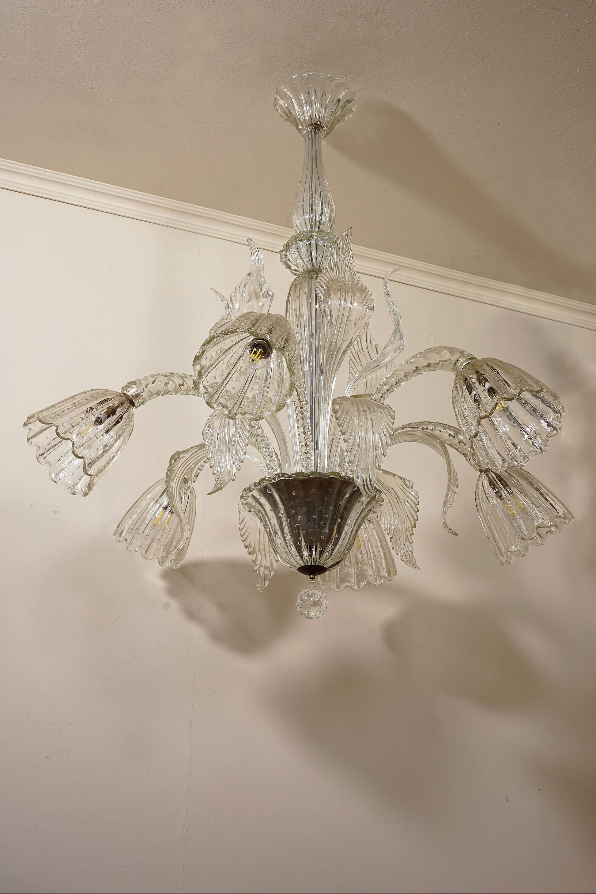 Lampadario Art Déco a sei luci, realizzato in vetro soffiato.| Lo Stile Italiano