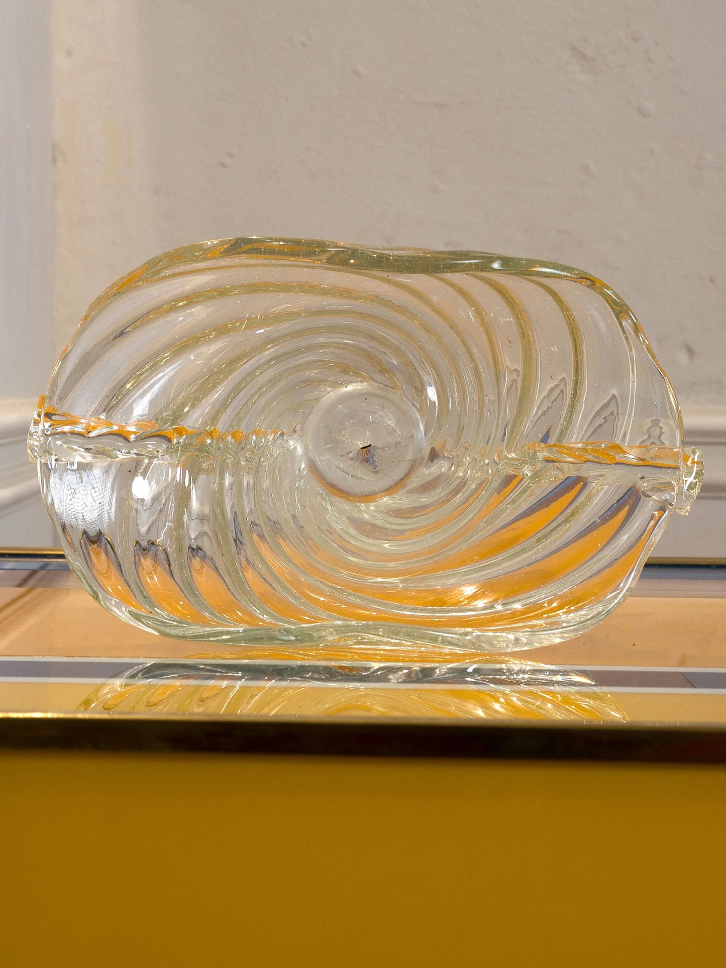 Vaso d’epoca in cristallo veneziano con texture cangiante e bordo svasato | Lo Stile Italiano