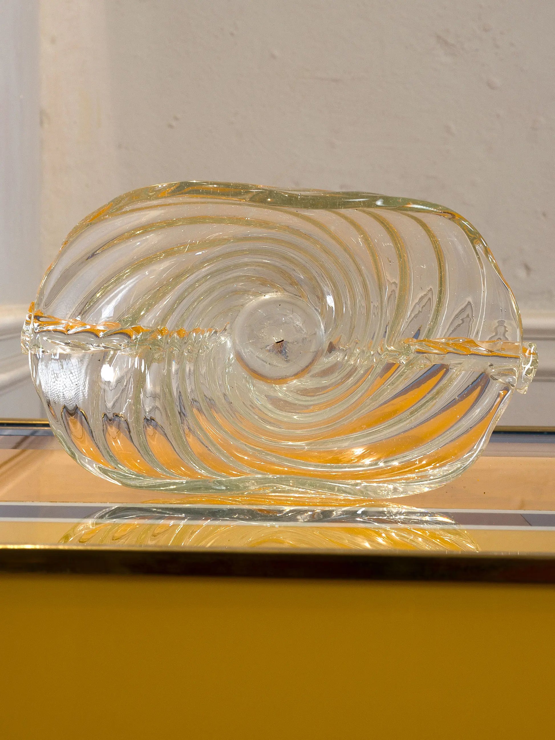 Vaso d’epoca in cristallo veneziano con texture cangiante e bordo svasato | Lo Stile Italiano