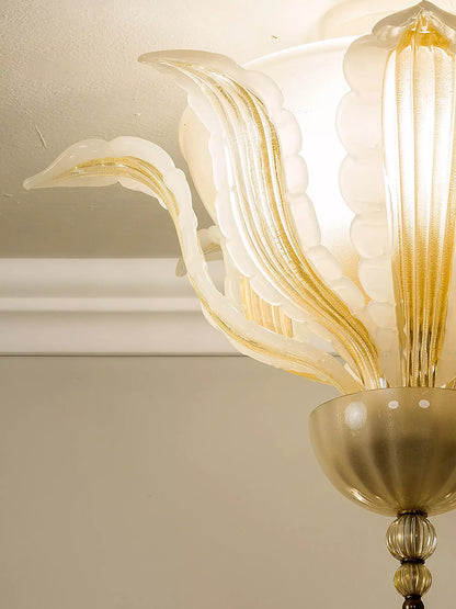 Dettaglio foglie ambra e oro lampadario di Murano. - Lo Stile Italiano