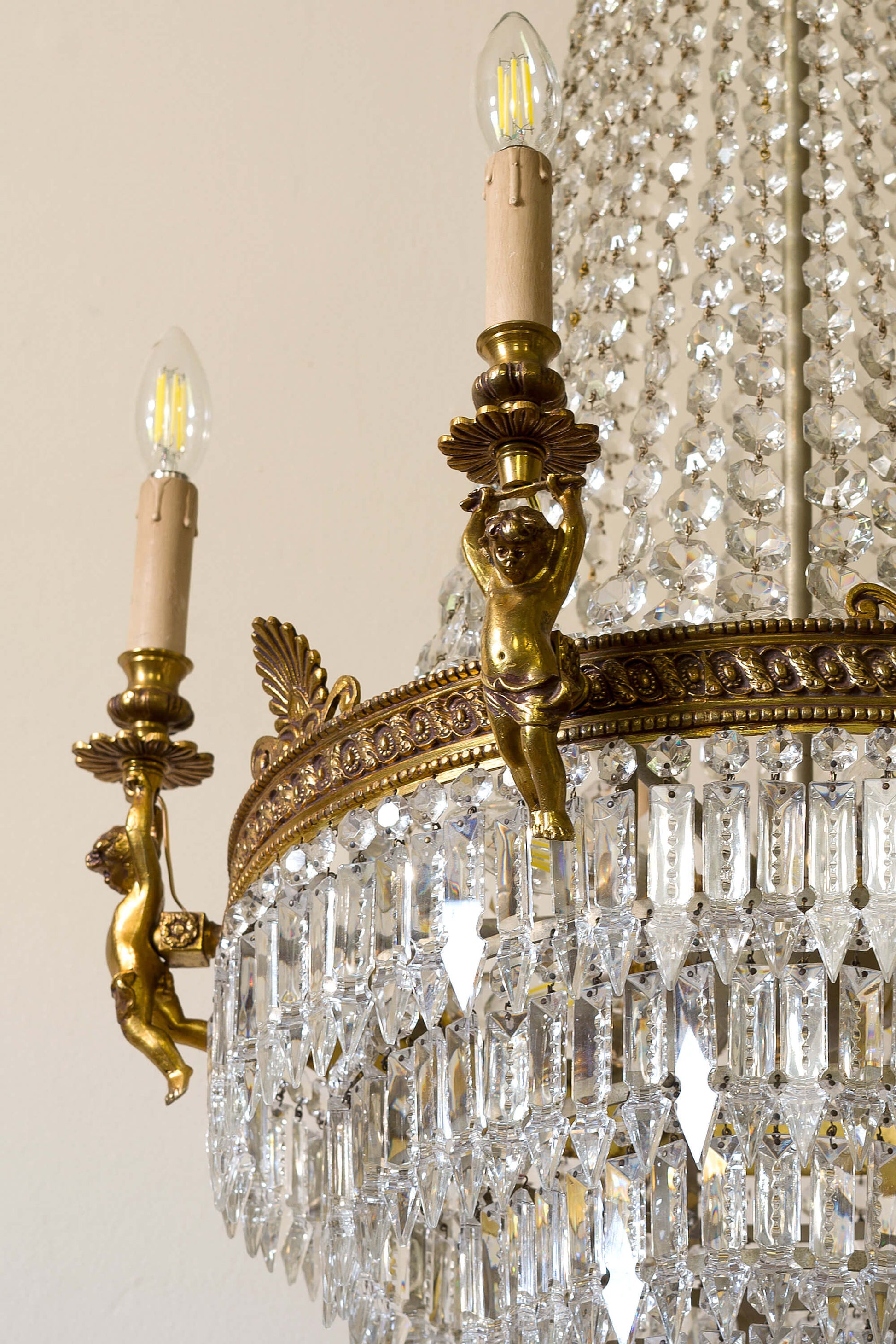 Lampadario Artistico con Elementi Decorativi in Cristallo e Bronzo. | Lo Stile Italiano